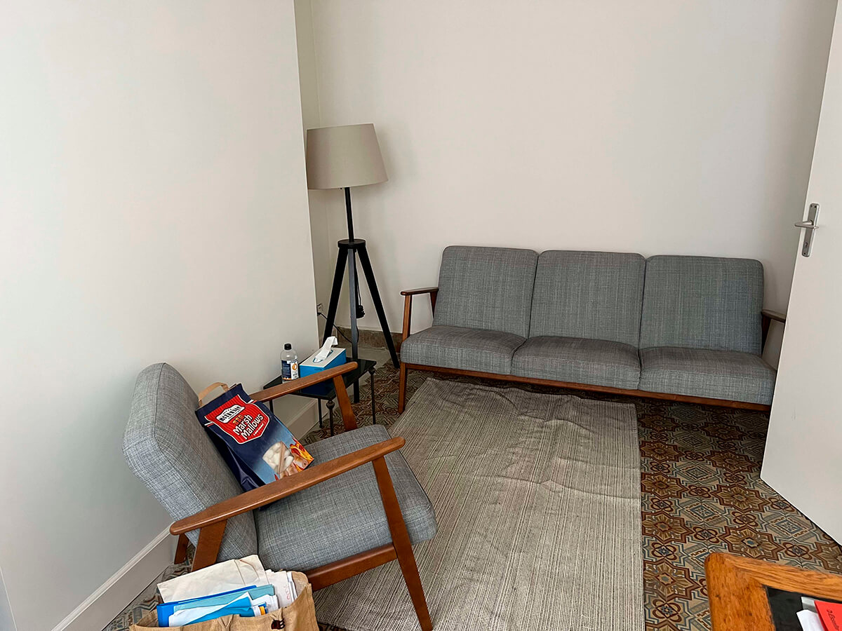 Small workspace (10m²) with desk and natural daylight, street-facing