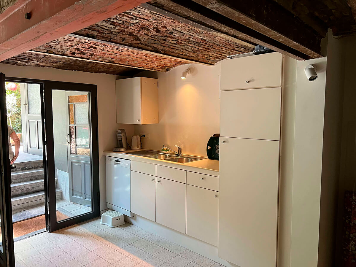 Large workspace (25m²) with work table and chairs, garden-facing